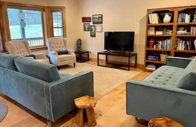 The River House: huge house with hot tub and game room