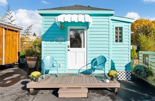 The Rock n Roll - Custom Tiny Home w/1950's Vibe