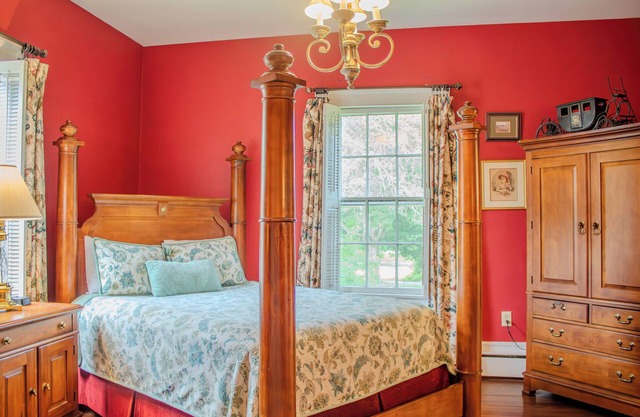The Rose Room - Charming Private Studio w/Ensuite Bath in Historic Home