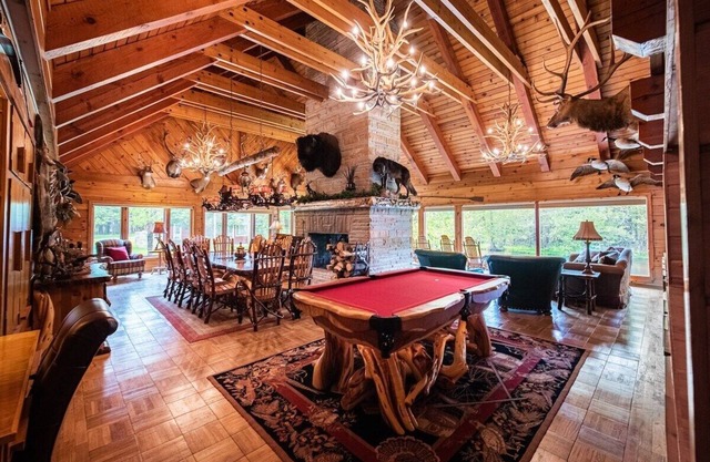 The Royal Stag Lodge - Riverfront on the Au Sable