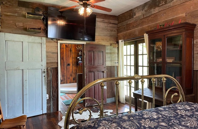 The Rustic Hideaway - Pool & 2 Hot Tubs!