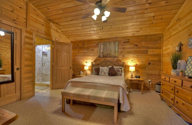 The Rustic Retreat - Beautiful Backyard with Fire Pit & Creek