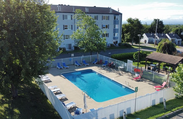 The Stylish| Mont St-Anne | Pool & Sauna | AC