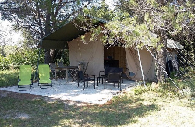 The safari tent has a kitchen, bathroom and is private on a field of 2500m2.