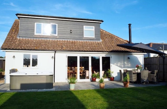 The Sails a beautifully presented chalet bungalow with