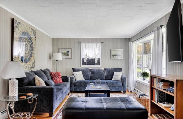 The Saratoga Track House|Pet Friendly|Workspace