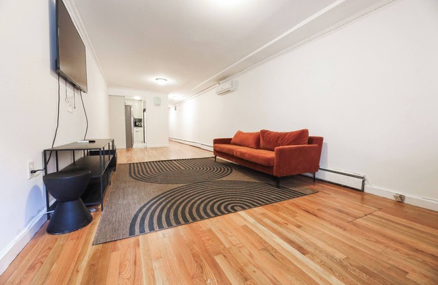 The Schenectady House Unit 1/Standard Large Room/Shared Bath & Common Areas