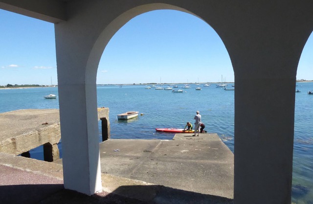 The sea at your feet, the tides for clock