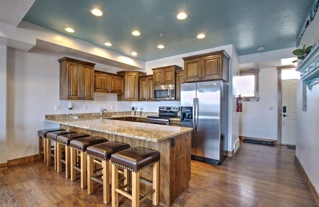 The Seasons - Cisco (Unit E). Large 2 bdrm, 2.5 bath condo in the heart of Garden City!