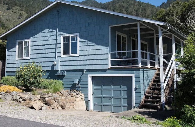 The Shell Cottage || Quaint and Comfortable Stinson Cottage