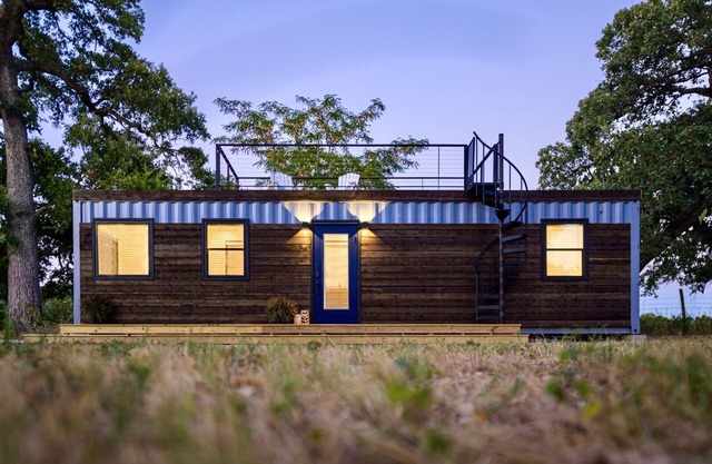 "The Shoreline" Container Tiny Home 12 min to Magnolia/Baylor