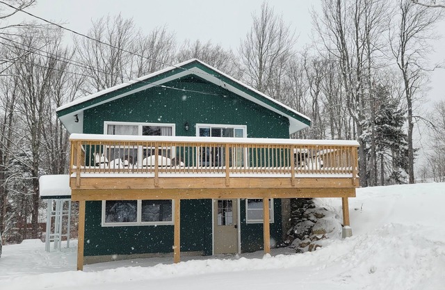 The Shredquarters at Killington. Large deck, fast wi-fi, outdoor sauna