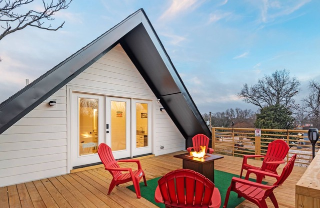 The Sky Deck Escape - Modern Penthouse Retreat Downtown