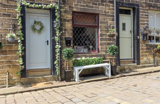 THE SNUG ON THE COBBLES, romantic, with a garden in Haworth