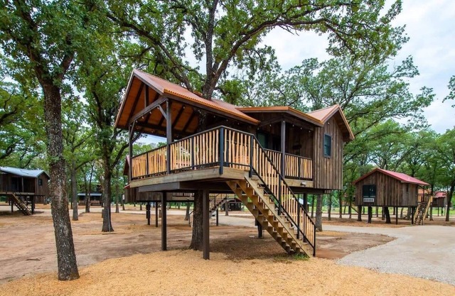 The Sparrow Treehouse 15 MIN to Magnolia & Baylor
