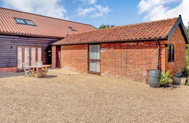 THE STABLES, pet friendly in Halesworth