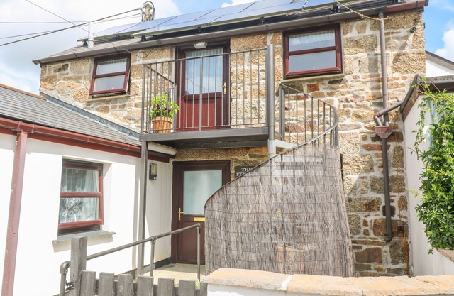 THE STABLES, pet friendly, country holiday cottage in Longrock