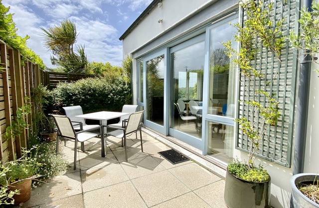 The Studio, parking and amazing views across Camel Estuary and open countryside