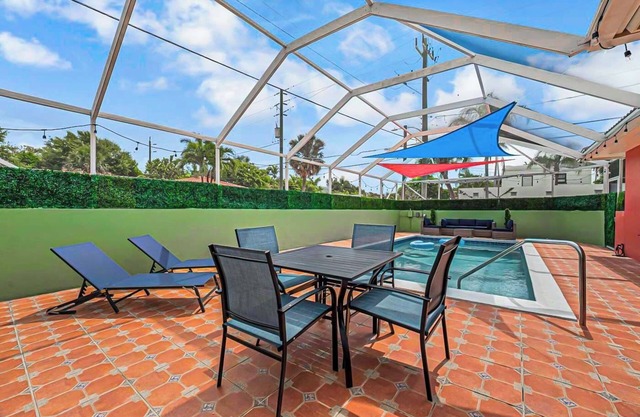 The Sun Sail Retreat - Spacious Home w/Private Pool, 1 Mile to Beach, Walk DT!