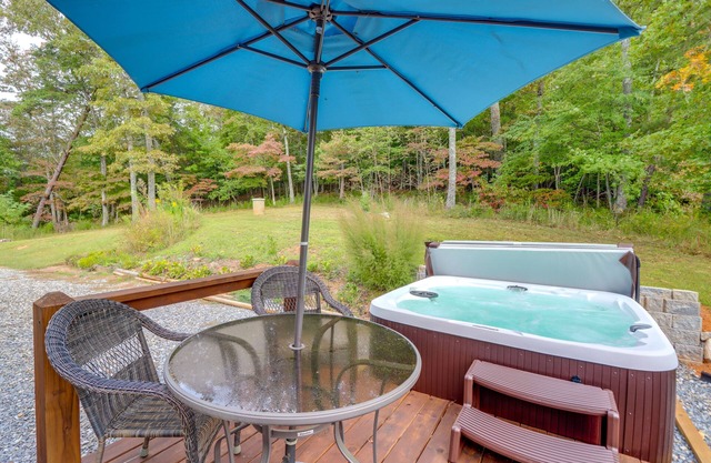 ‘The Sunrise Cottage’ w/Hot Tub, 3 Mi to Downtown