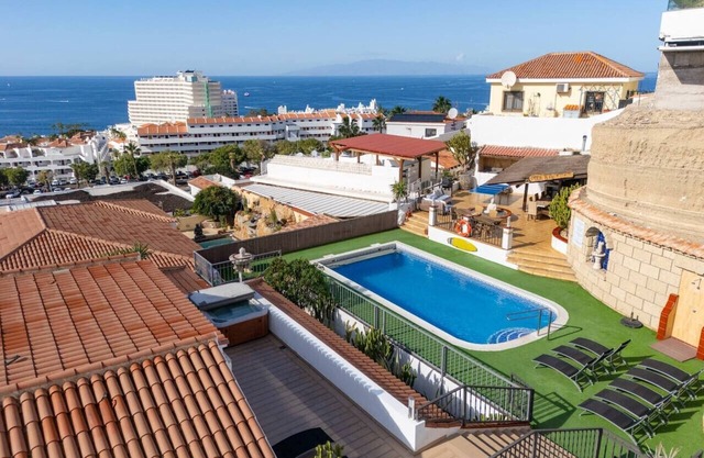 THE SURF VILLA | 32ft pool | Jacuzzi | Pool table