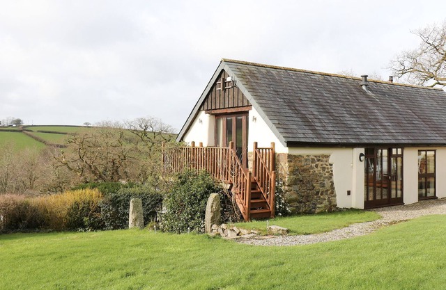 THE THRESHING BARN, romantic, with pool in Okehampton