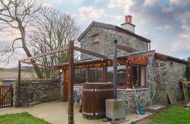 The Tower - sleeps 2 guests in 1 bedroom