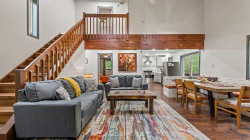 The Tranquil Trails by AvantStay Lake Access Deck Fireplace