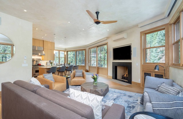 THE TRIBUTARY- Downtown Location Close to Skiing, Shops & Restaurants