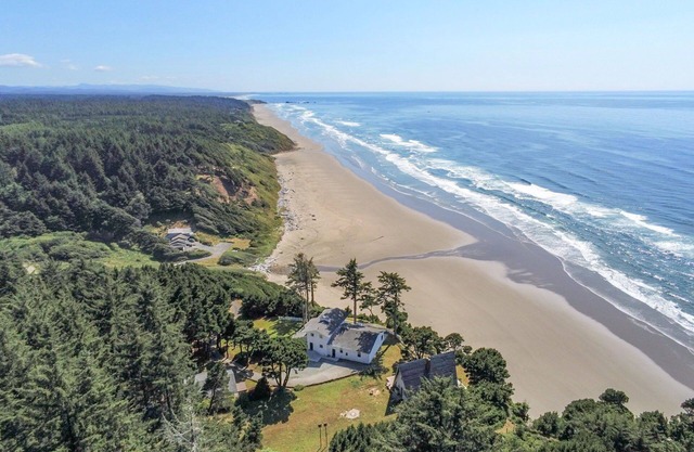 The Triton: Near Bandon Dunes Golf Resort with miles of sandy beach