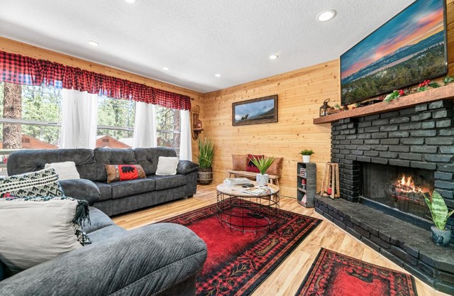 The Twisted Twig - Great amenities! Patio Deck for nights under the stars & trees, and Hot Tub!