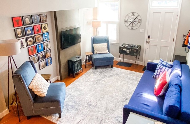 The Urban Pineapple! Fun & Funky 2bdrm w/patio in Historic Old Town.