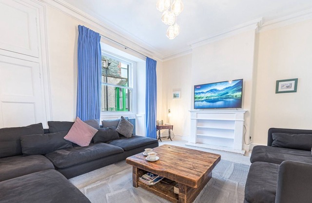 The View, is a large 3 bedroom town centre property with lots of character and period features.