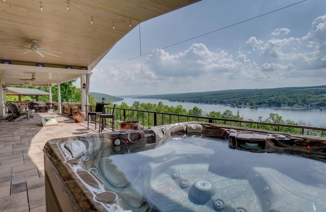 The Villa on Esperanza: Luxury home with hot tub, sauna, theatre room, stunning Keuka lake view