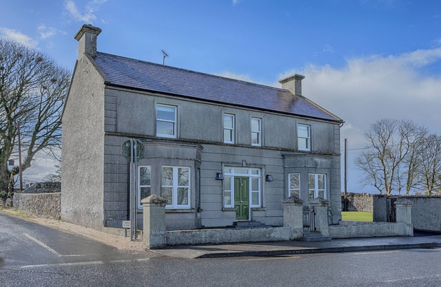 The Village HousenRestored 4-BR 1850 Irish Galway Cottage Near Wild Atlantic Way