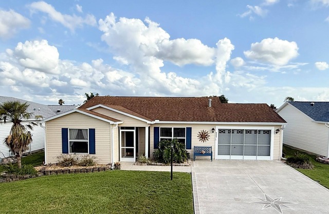 THE VILLAGES: SPACIOUS 3-BEDROOM HOME WITH SUNROOM, PATIO, BBQ- NEAR LAKE/PARK!