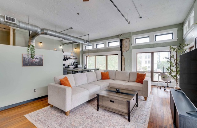 The Vintage Gem | Covered Parking | Sleeps 8 | DT