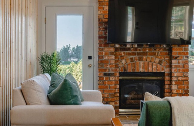 The Waikiki Retreat | Wow location + King Bed + Beach Volleyball! (Pets Allowed)