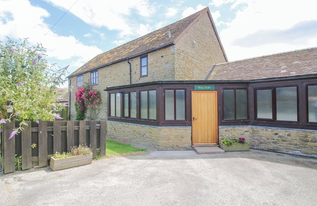 THE WALTON, family friendly, with pool in Ludlow