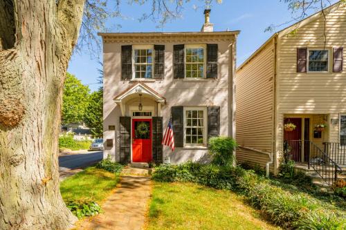 The Walton House - historic 3bd 2 5ba with parking