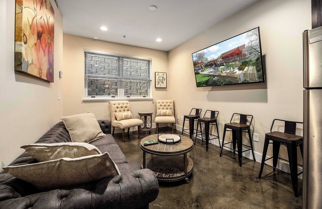 The West End Flats Downtown Free Parking ⛰️
