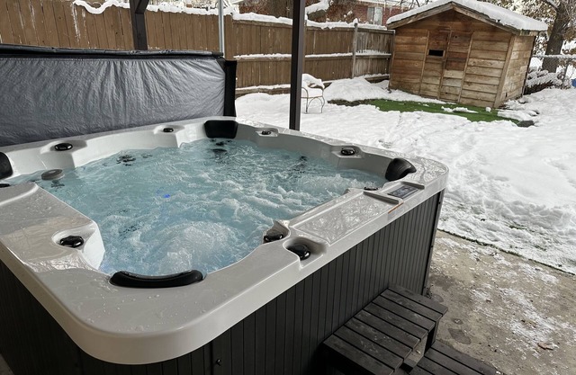 The White House! Private ski home with hot tub and sauna, 25min to ski resorts