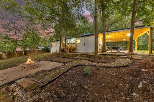 The White Lodge 4BDR Sleeps 8 with Fire Pit