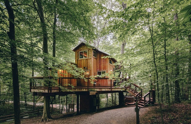 The White Oak Treehouse | Hocking Hills