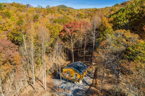 The Wilderness Cabin - Shenandoah Getaway - HotTub, Arcade, RiverAccess