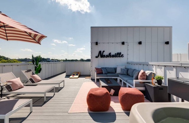 The Wildflower - Rooftop + Hot Tub + Fire-pit!