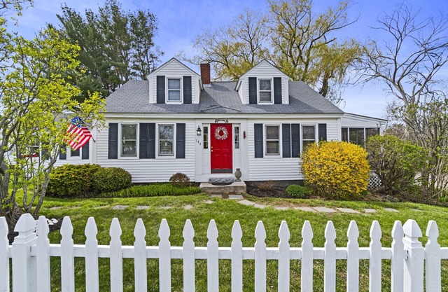The Willow: Cozy, Sleeps 6, Fenced-In Yard, Ample Parking, Walk to the Beach!
