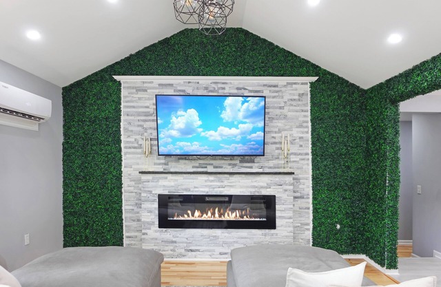 The Wine & Wilderness Hideaway w/Cal King bed & tub, wineries, lakes, hiking