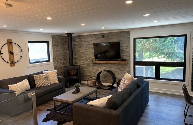 🌲The woodlands retreat🌲SLEEPS 20! HOT TUB! SAND VOLLEYBALL COURT