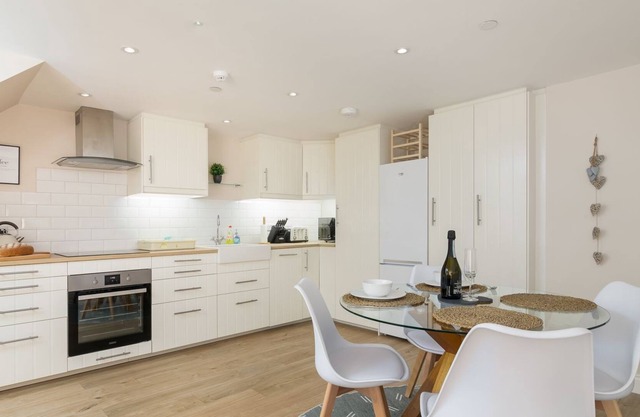 The Workshop Apartment - an apartment that sleeps 2 guests in 1 bedroom
